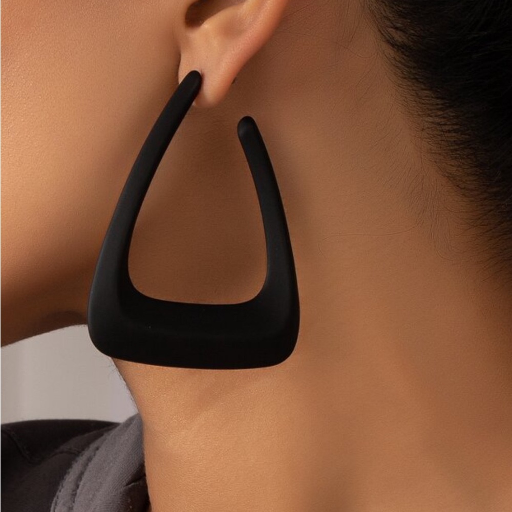 Elegant Black Geometric Earrings
